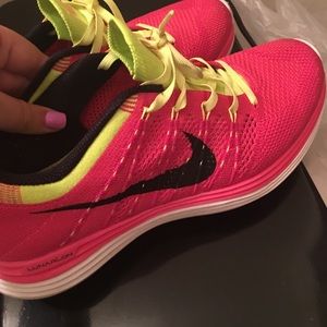 Nike flyknit one women’s pink/lime green